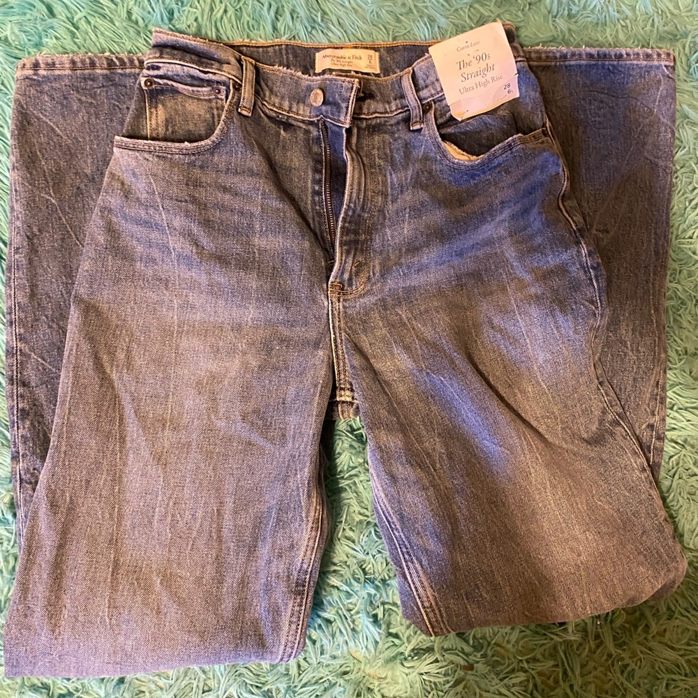 - Abercrombie & Fitch The 90’s Straight Jean